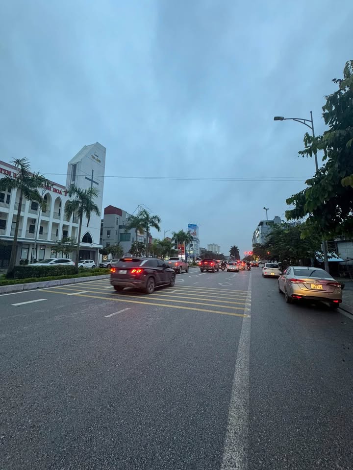 Đất vàng 143m² mặt tiền rộng, gần trung tâm, sẵn nhà cấp 4