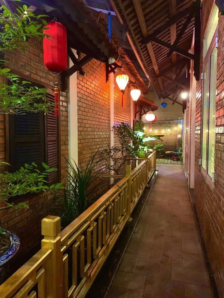 Nhà sân vườn 300m² trung tâm Huế 6 ngủ đủ nội thất, giá 15 triệu/tháng