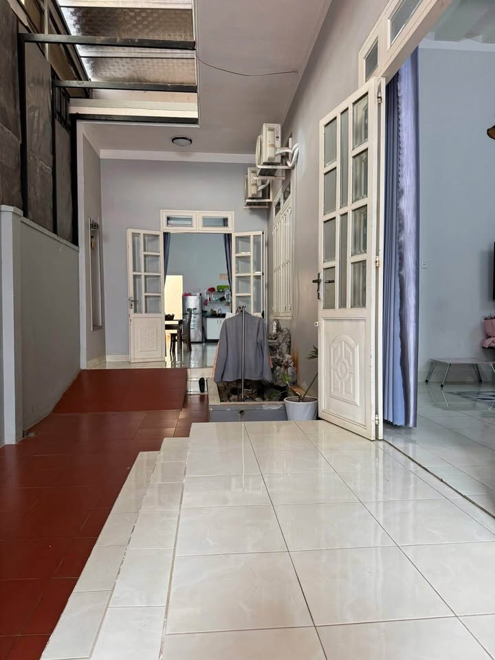 Nhà mái thái 8.17x30m mặt tiền hẻm 40 Dương Văn Nga, Buôn Ma Thuột - Sân đậu 3 ô tô