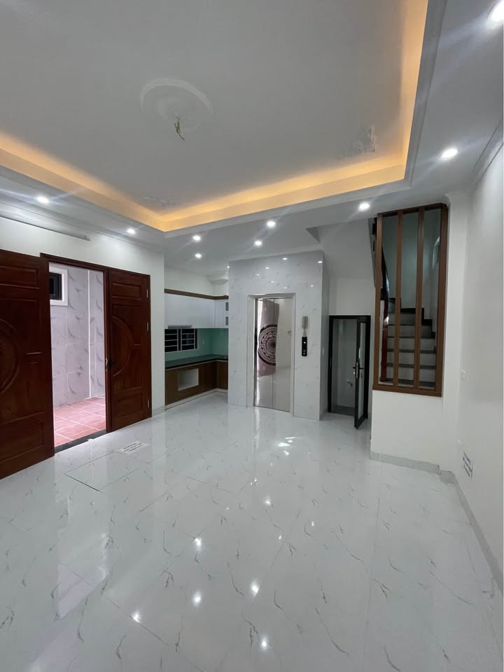 Tọa lạc tại quận Bắc Từ Liêm, thành phố Hà Nội, căn nhà lô góc này mang đến một không gian sống lý tưởng