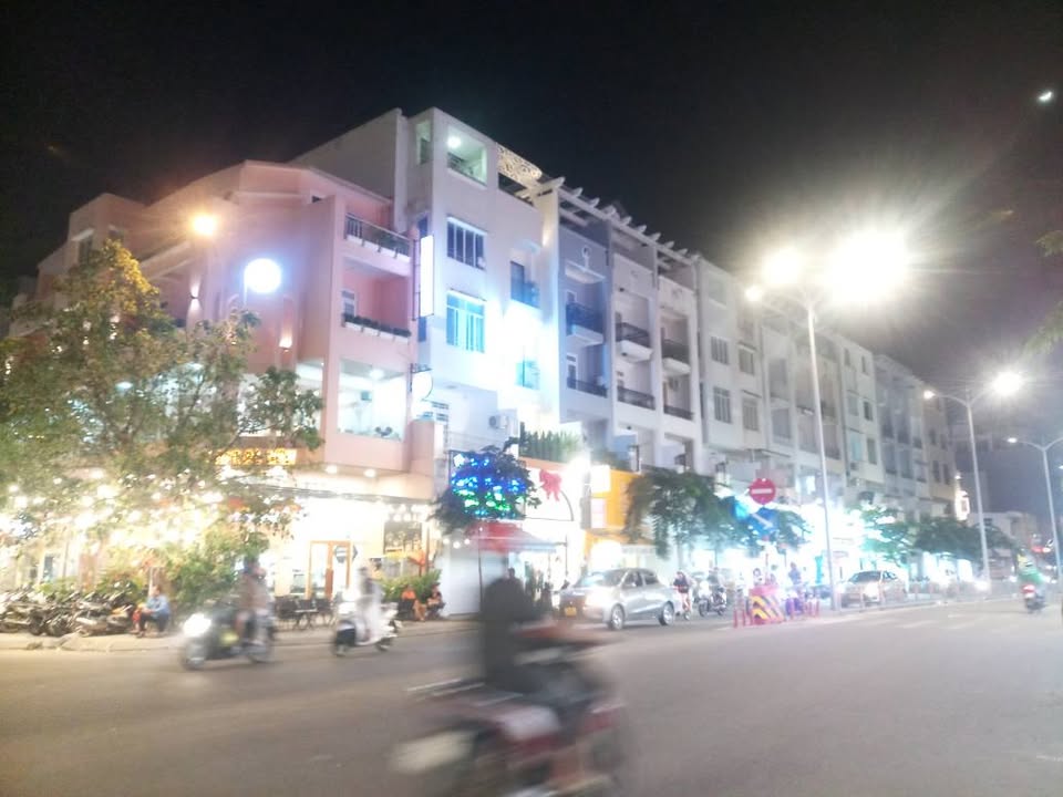 Chính chủ bán nhà 3 tầng Quận 8, 2 phòng ngủ, sổ hồng cất két, hẻm xe tải vivu