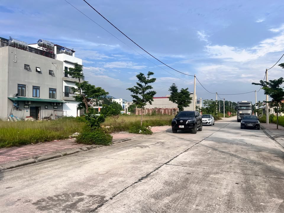 Cơ hội vàng, đất đấu giá Yên Lạc, Vĩnh Phúc, 100m2, sổ hồng trao tay, giá siêu yêu