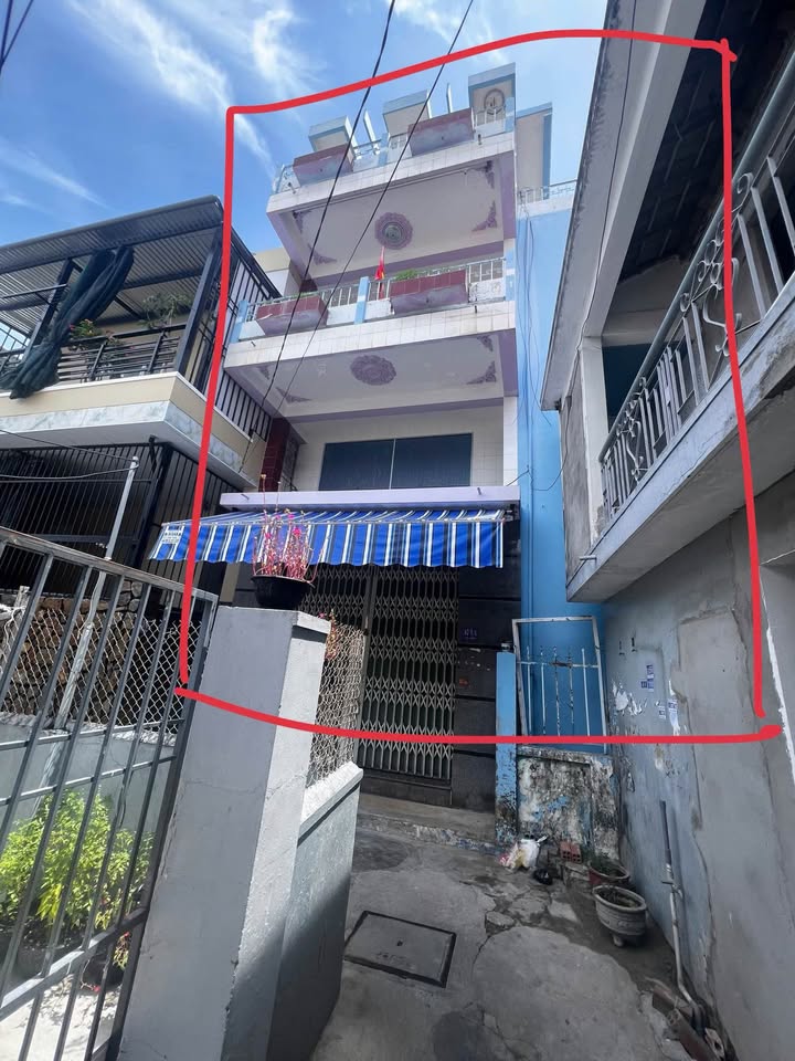 Bán nhà 3 tầng 1 tum sân thượng, 4 phòng ngủ, cách biển 300m, Nha Trang