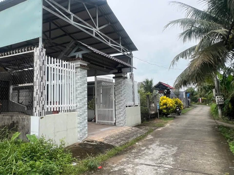 Nhà mặt tiền xã Hữu Định, 1,7 tỷ sở hữu ngay nhà xinh, xe tải vô tư