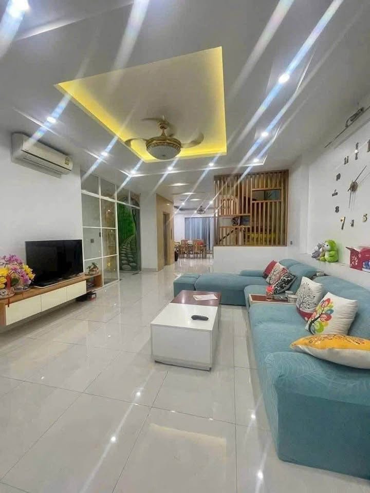 Siêu phẩm nhà 5 tầng mặt đường Nguyễn Công Trứ, 108m2, thang máy, để 2 ô tô