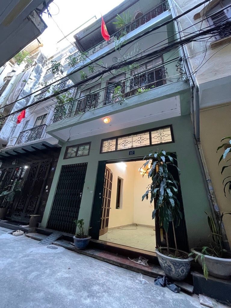 Bán đất tặng nhà 3 tầng phố Giáp Bát sổ đỏ nở hậu, ô tô vào nhà, mặt tiền hơn 5m