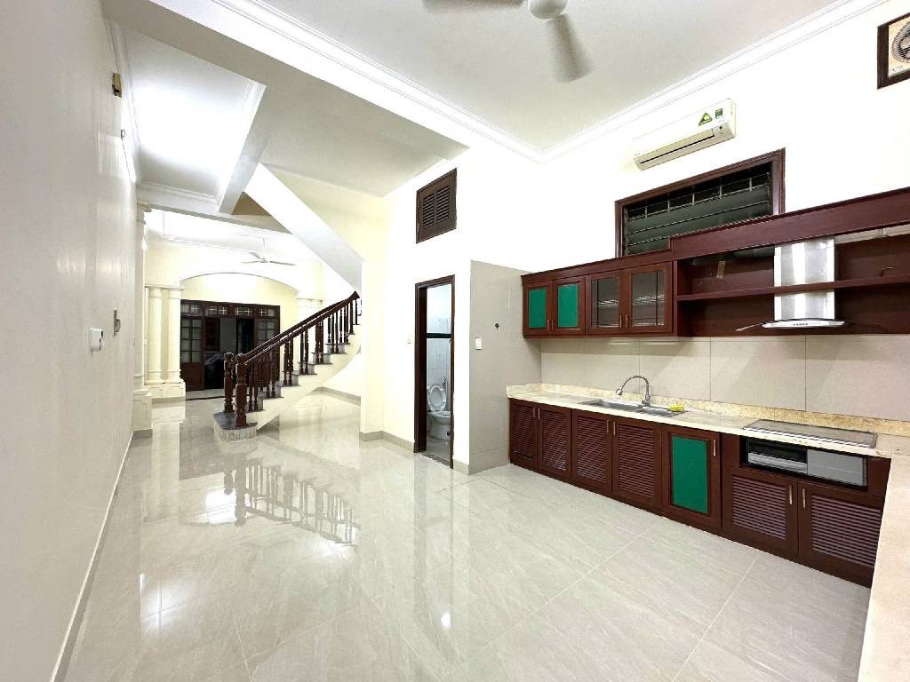 Nhà Cầu Giấy, lô góc 2 thoáng, ô tô tránh 20m, chờ thang máy