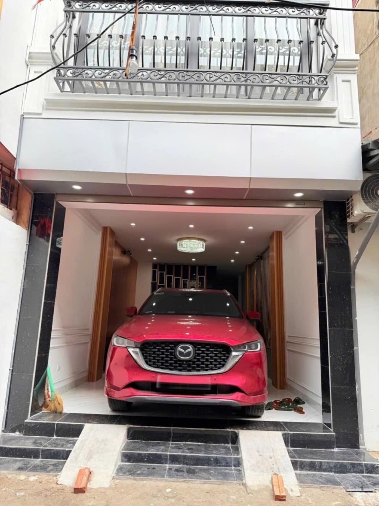 Tọa lạc tại vị trí đắc địa trên đường Lương Ngọc Quyến, chỉ cách mặt phố Nguyễn Trãi sầm uất