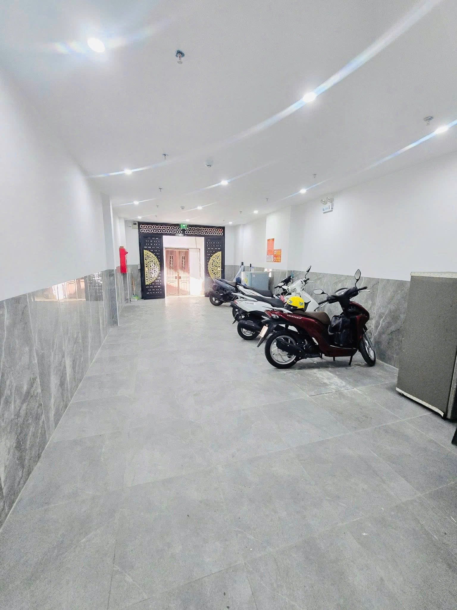 Tòa nhà Chùa Láng 7 Tầng thang máy, dòng tiền ổn định 85 triệu/tháng, gần ô tô, giá 25.5 tỷ