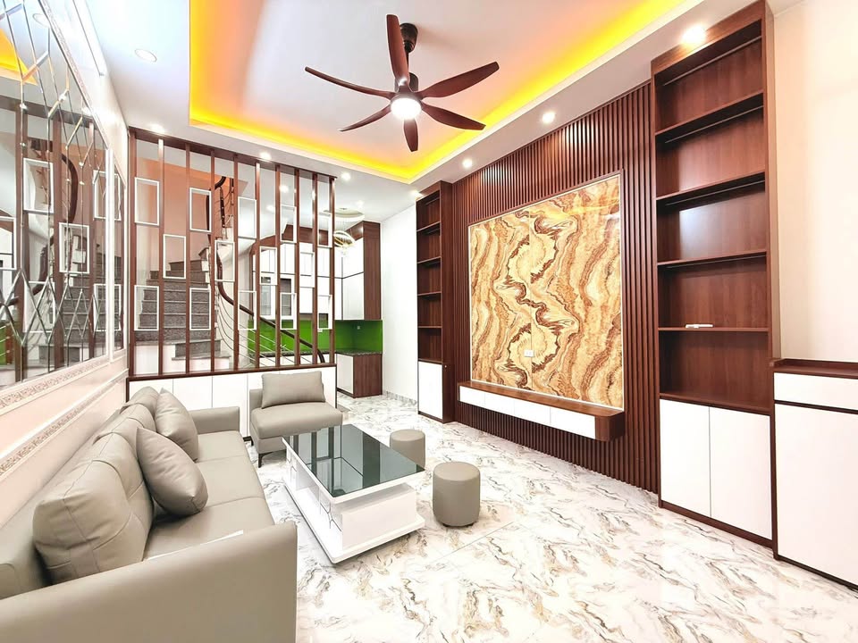 Nhà Lạc Long Quân, 35m2, 5 tầng, ô tô đỗ cửa, gần Hồ Tây