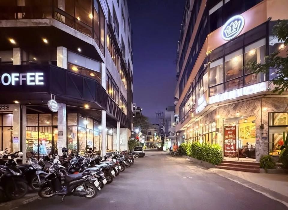 Nhà 6 tầng thang máy, 5 phòng ngủ, đối diện Emart Phan Văn Trị