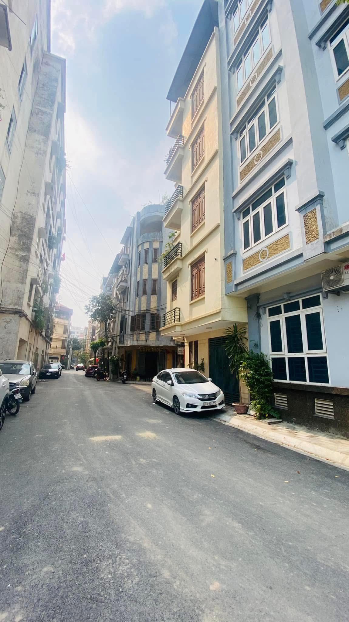 Mặt phố Cầu Giấy kinh doanh hái ra tiền, 4 làn xe, sổ đẹp vuông vắn