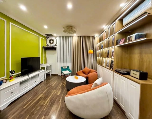 Nhà Hoàng Cầu 5 tầng, full công năng, sát Tôn Đức Thắng