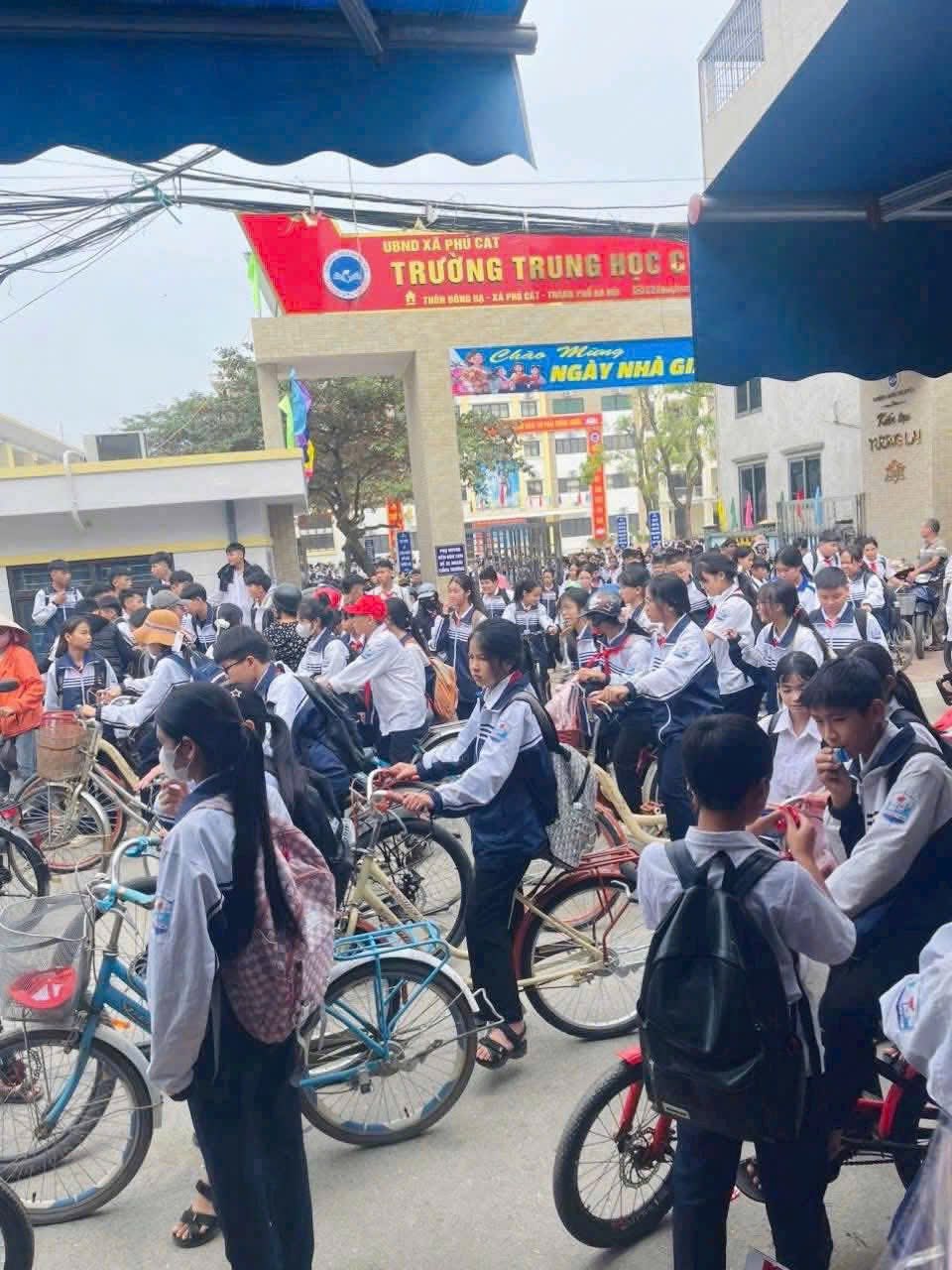 Bán gấp lô góc 101m2 nhà 2 tầng đẹp tại chợ Đông Hạ, cơ hội vàng