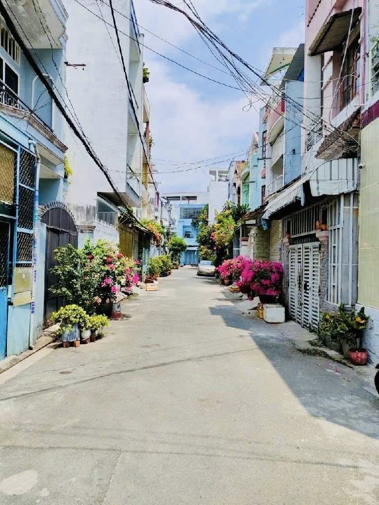 Nhà 2 tầng mới, hẻm xe hơi thông, 4 phòng ngủ, 73m2, dòng tiền 15 triệu/tháng, Quận 10