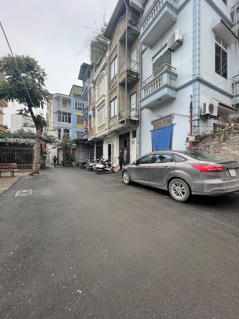 Nhà 4 tầng, ô tô tránh, 2 phút ra Bán đảo Linh Đàm, sổ đỏ phân lô đẹp