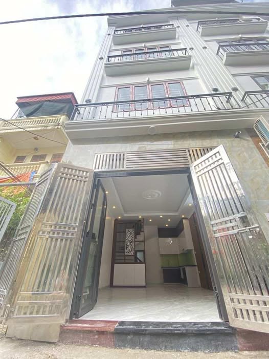 Nhà 5 tầng đẹp, 31m2, 3 phòng ngủ, gần ô tô, tiện ích đầy đủ tại Lĩnh Nam, Hoàng Mai