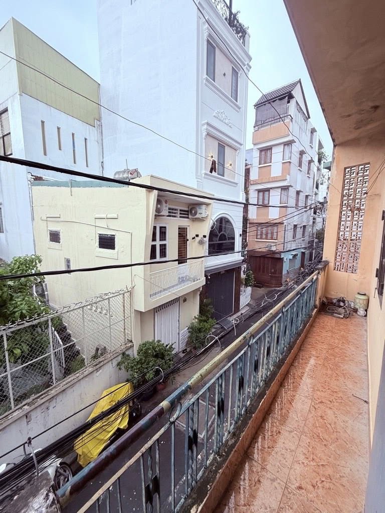 Nhà tọa lạc tại vị trí đắc địa trên đường Hồ Biểu Chánh, trung tâm quận Phú Nhuận, thành phố Hồ Chí Minh