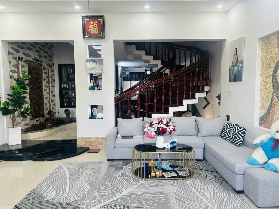 Bán nhà 2 tầng mái ngói full nội thất cao cấp mặt tiền Kim Long, Huế, 96m2