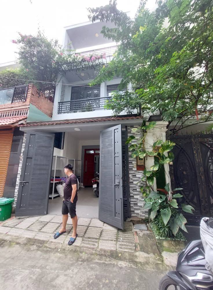 Chào bạn, mình có căn nhà full nội thất cực xinh với sân đậu xe hơi rộng rãi