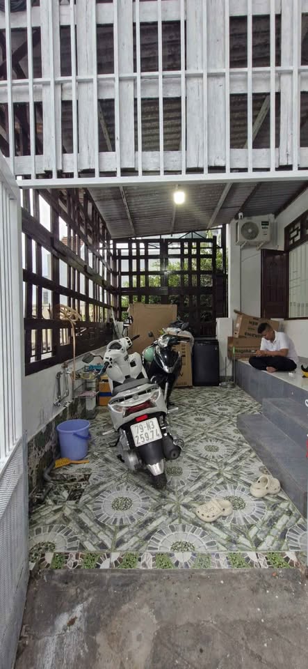 Bán nhà 65.4m² hướng Đông Nam, có nội thất, gần Tháp Bà, Nha Trang