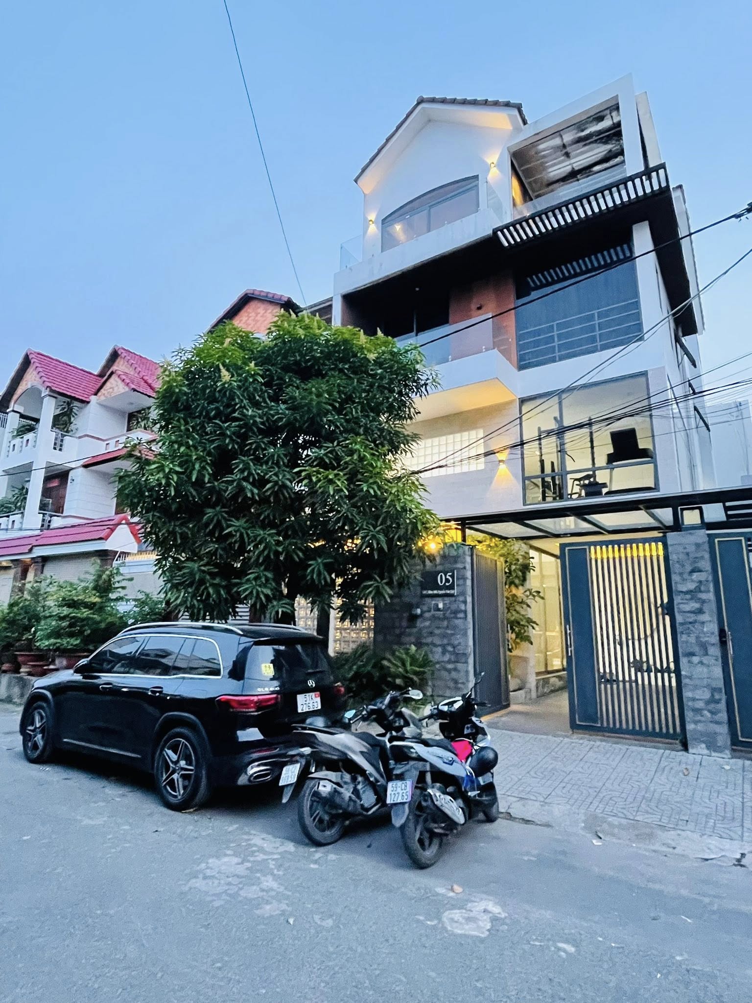 Biệt thự 9x18m có thang máy, khu Bộ Công An Quận 7 - 8 phút đến Chợ Bến Thành