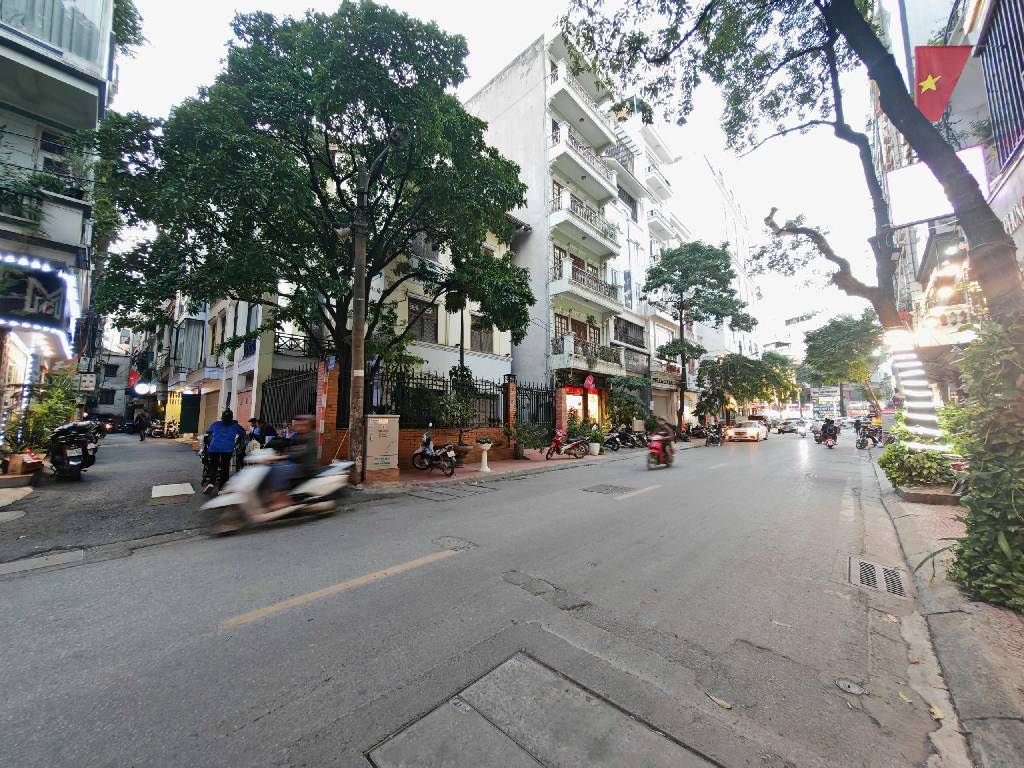 Bán nhà Đỗ Quang, Cầu Giấy, ô tô vào nhà, kinh doanh sầm uất, giá 23 tỷ