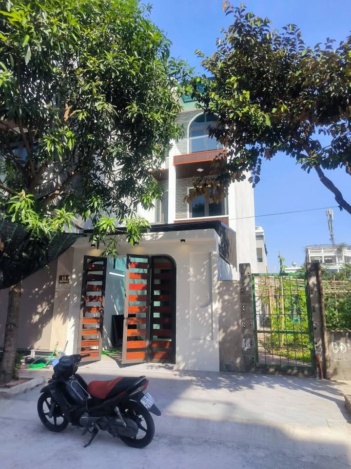 Nhà 3 tầng sân cổng mặt đường Vương Thừa Vũ 76m² đủ công năng, giá hời