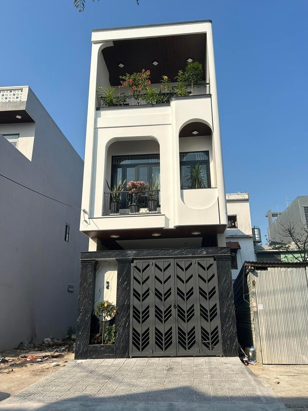 Nhà Kinh Dương Vương xịn xò, 4 phòng ngủ, tặng full nội thất, giá iu thương