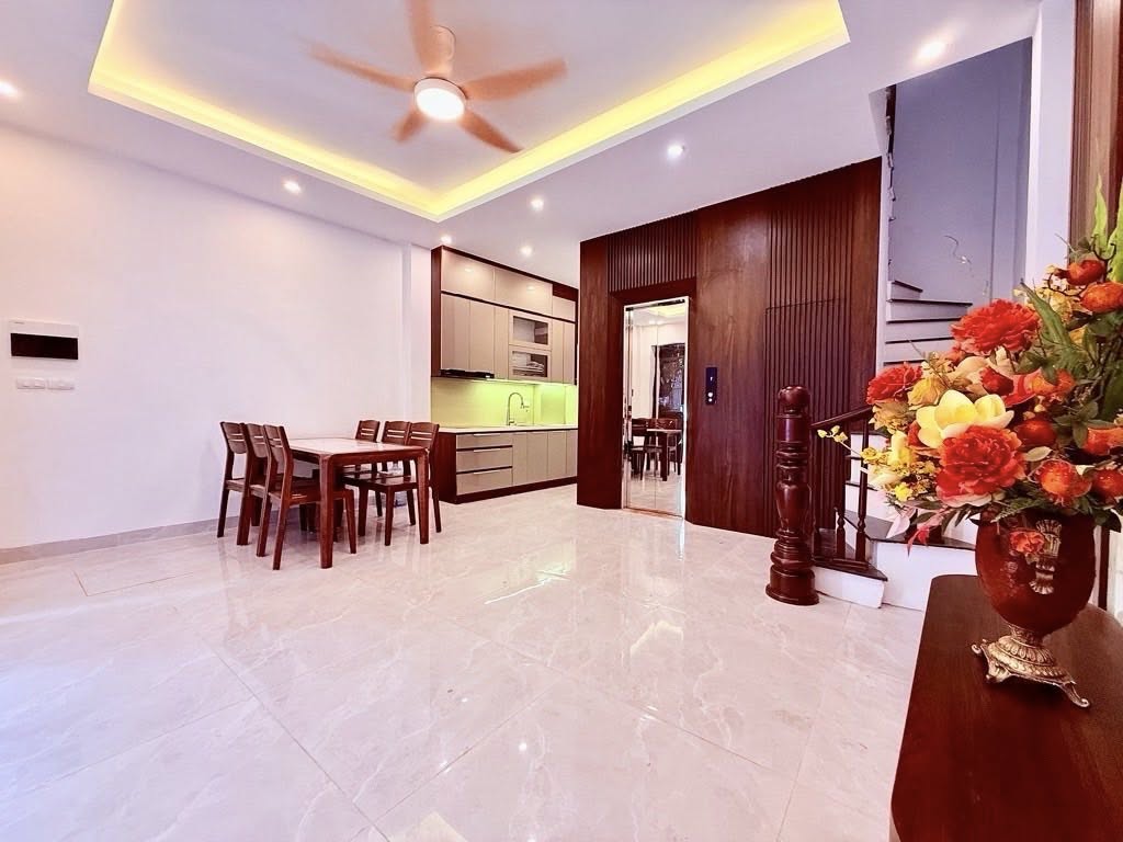 Nhà Hoàng Mai thang máy 5 tầng 35m2, 3 ngủ, sổ đỏ vuông vắn, giá hời