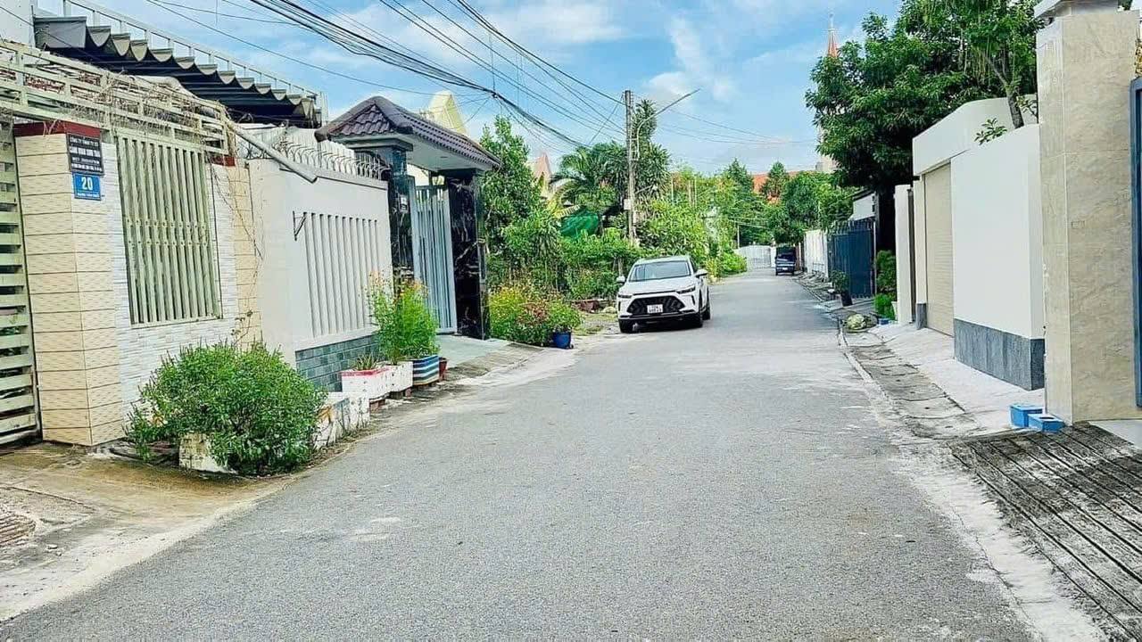 Nhà đẹp 1 trệt 1 lầu 1 tum, 3pn, sân rộng đỗ 3 ô tô, trung tâm thành phố Bà Rịa