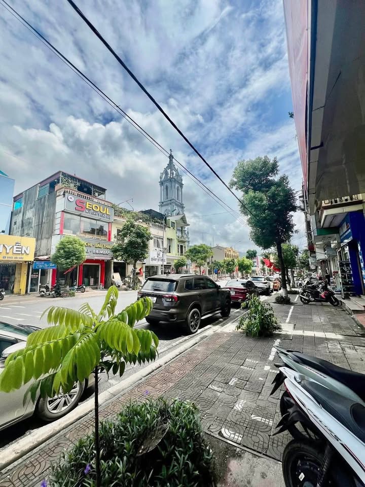 Bán đất tặng nhà mặt đường Trần Phú, Cẩm Phả, dòng tiền sẵn có