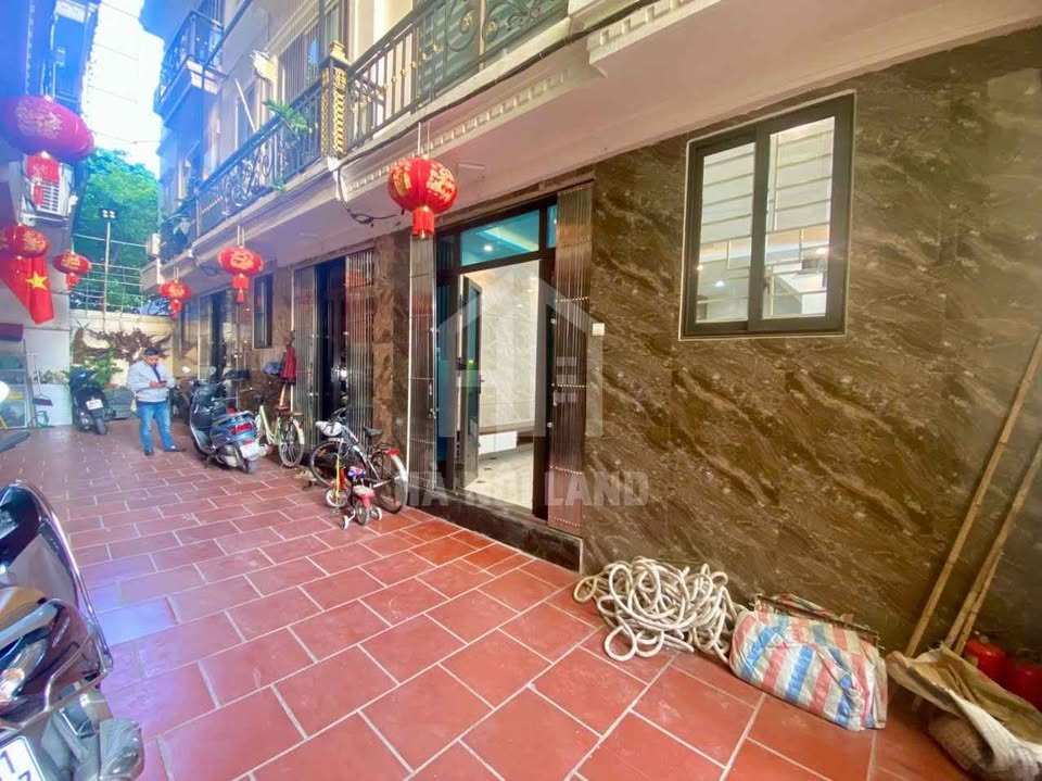 Nhà Cầu Giấy mới xây, sát trịnh văn bô, 30m2, giá tốt, ô tô đỗ cổng