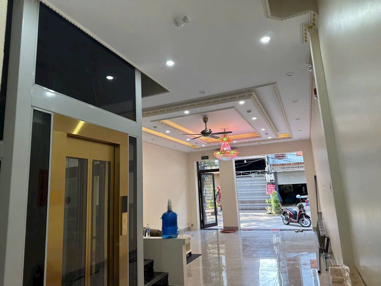 Nhà 5.5 tầng thang máy, 110m2, mặt tiền 5.5m, hướng Tây Bắc thu nhập 100 triệu/tháng