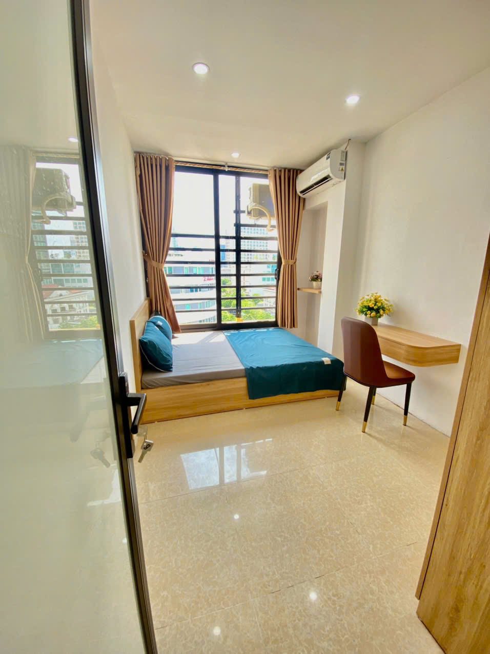 Căn hộ 2 ngủ 1 khách 50m2 tầng 8 Trung Kính, ô tô đỗ cửa, đầy đủ nội thất