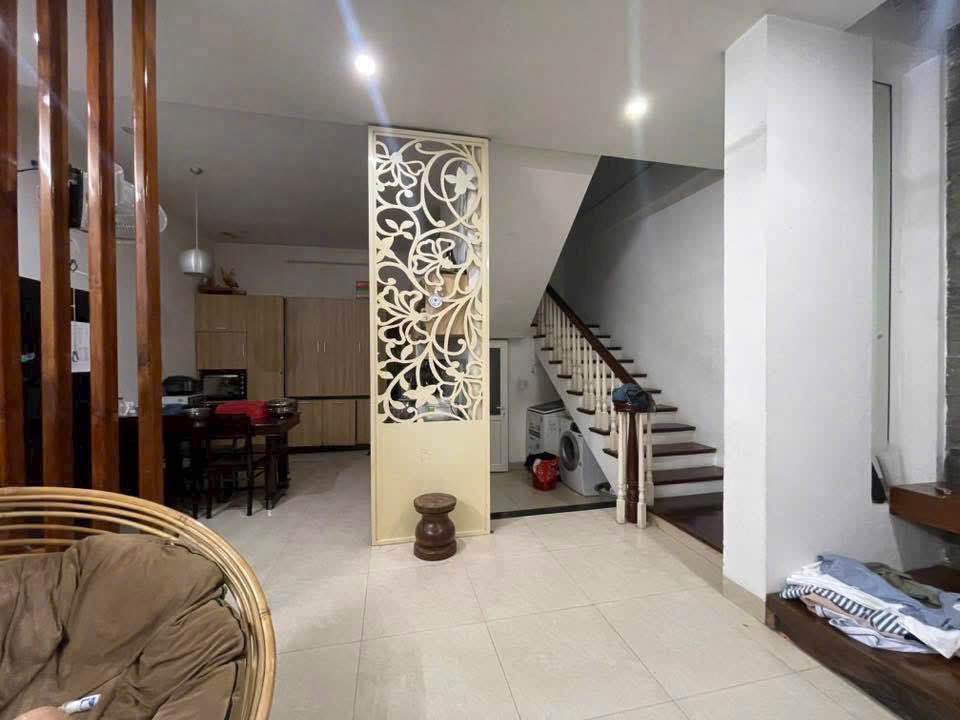 Nhà 2 tầng có gara, 3 phòng ngủ, hướng Nam mát rượi