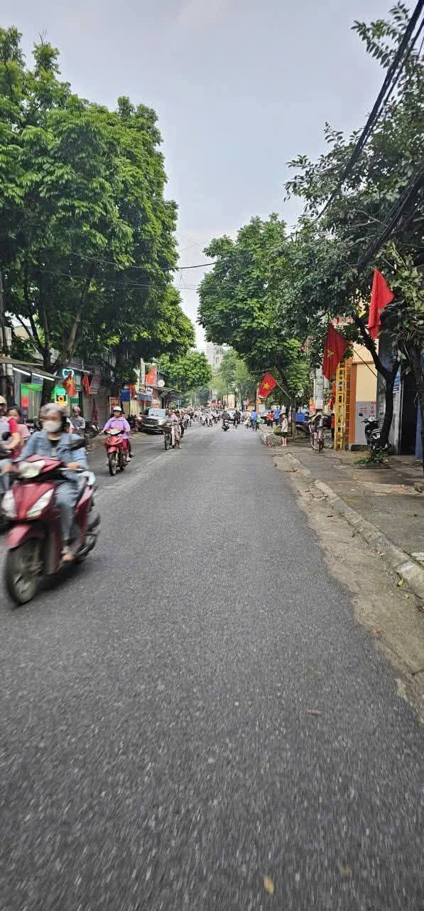 Nhà 5 tầng thang máy mới xây đón đầu ga tàu điện tại Yên Kiện, Thanh Trì