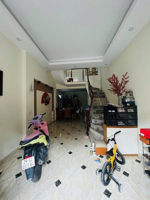 Nhà lô góc 4 tầng, 41m², sổ đỏ nở hậu, gần chợ Quỳnh Đô