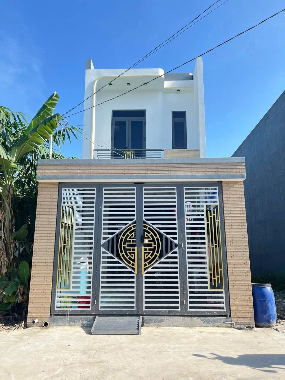 Nhà 1 lầu 1 trệt mới tinh, gần chợ, gần ngã 4 Miếu Ông Cù