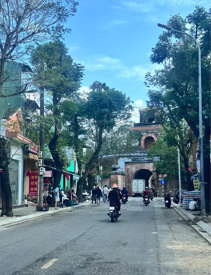 Mặt tiền Nguyễn Trãi, trung tâm thành phố Huế, diện tích 285m2, sổ hồng hoàn công, giá hấp dẫn