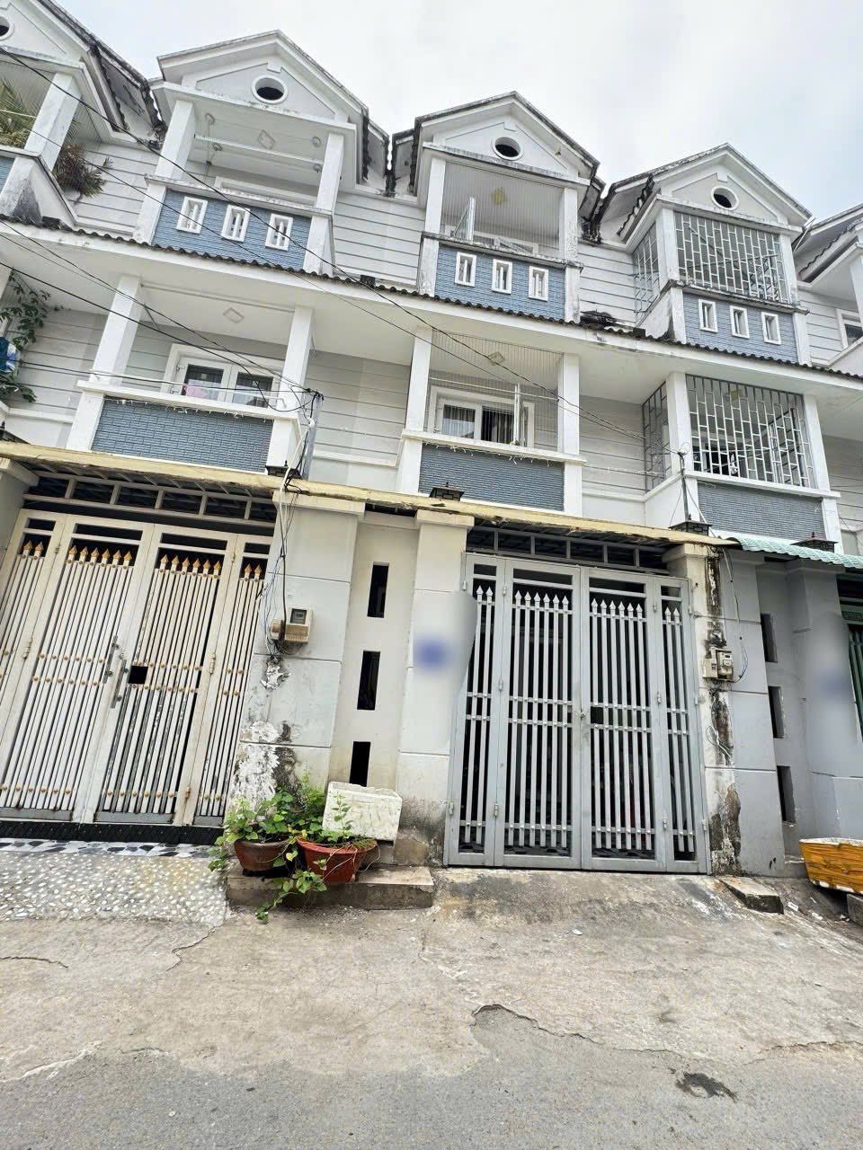 Nhà 3 tầng bê tông cốt thép, mới đón tết, 56m2, ngang 4,5m nở hậu, xe hơi ngủ trong nhà, Thủ Đức