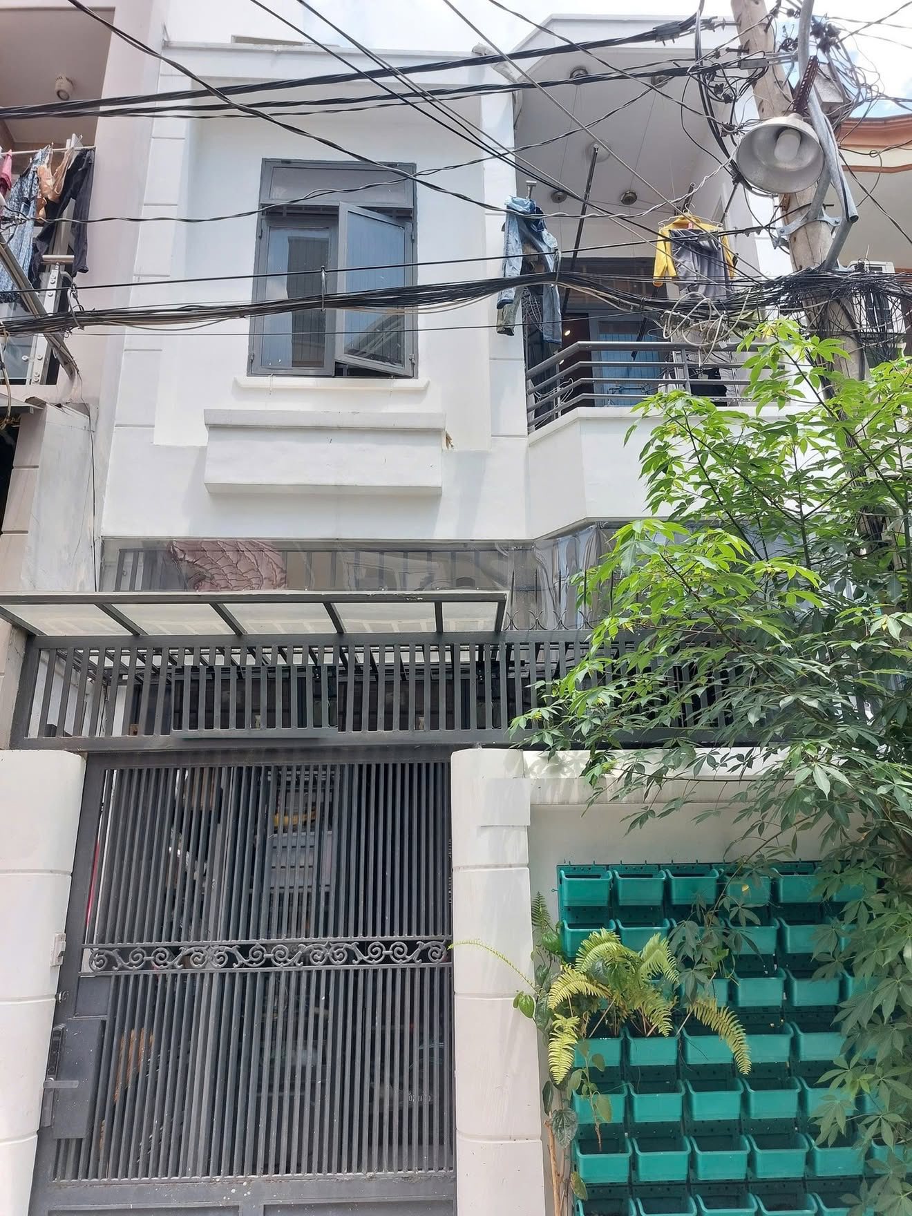 Nhà 2 tầng kiên cố, nằm trong hẻm xe hơi rộng rãi