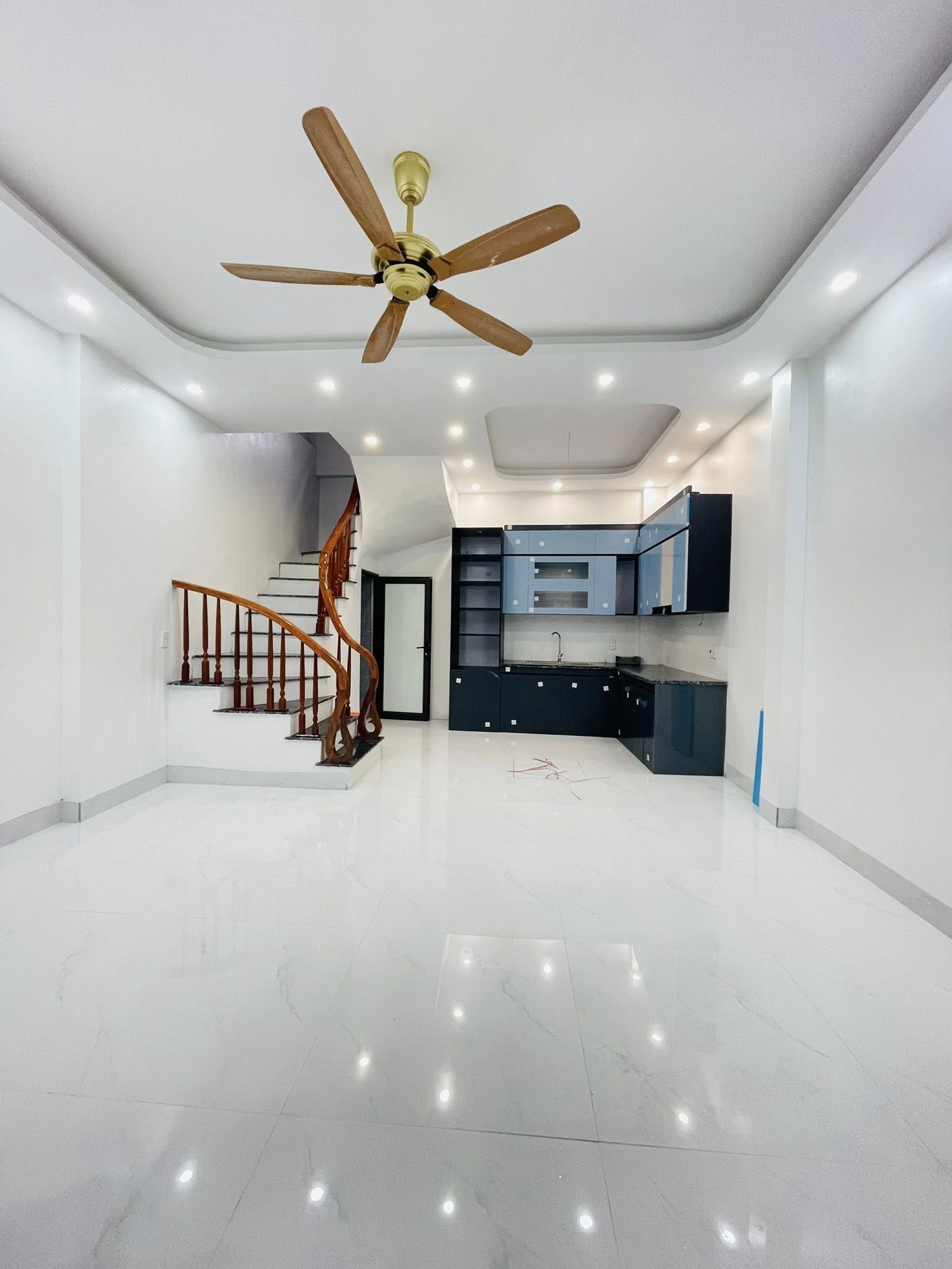 Nhà 4 tầng Tiền Phong 1,x tỷ, ngõ xe máy thoải mái, gần UBND