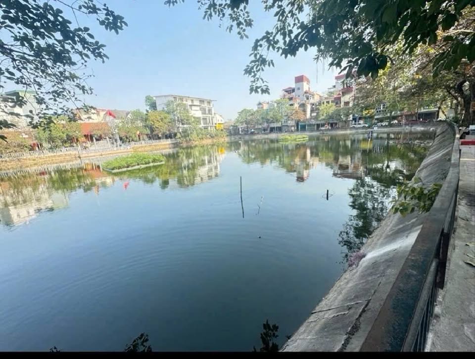 Nhà Bồ Đề 35m2 x 5 tầng, gần hồ, ngõ ô tô đỗ, sổ sẵn sàng