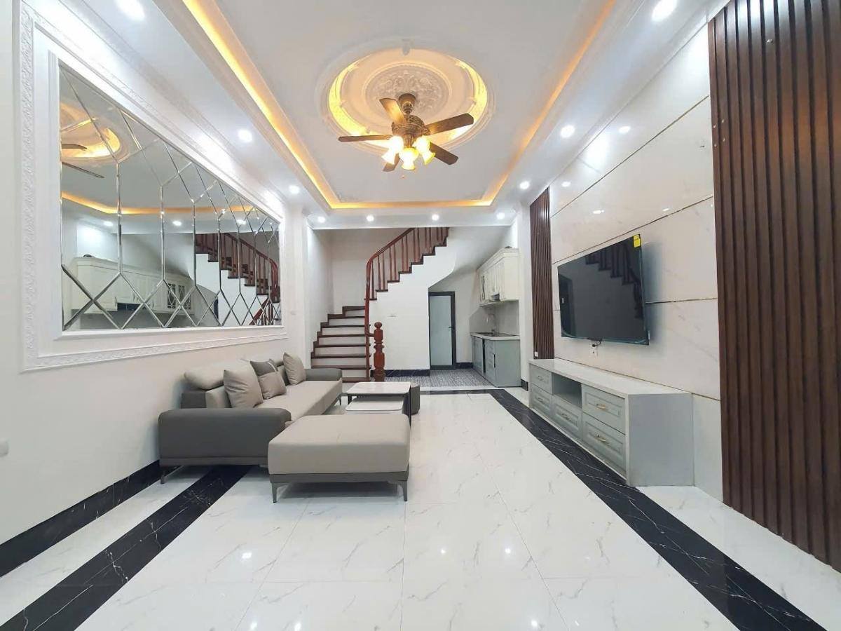 Nhà Cầu Giấy 38m² 5 tầng, mới tinh, sổ đỏ vuông vắn, giá hời 7,9 tỷ