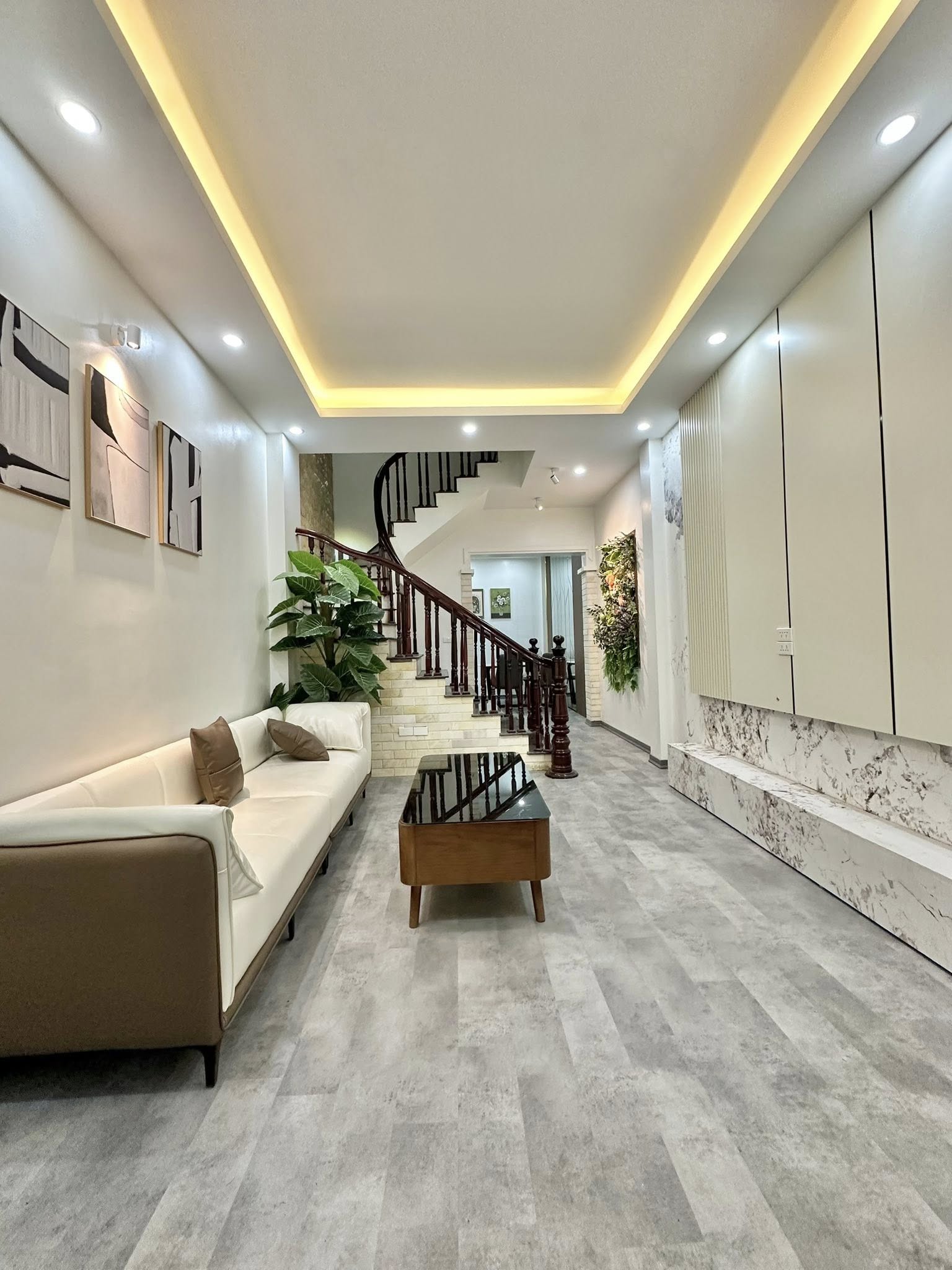 Nhà lô góc Cầu Giấy, 4 tầng đủ đầy, ánh sáng ngập tràn, vài bước ra mặt phố