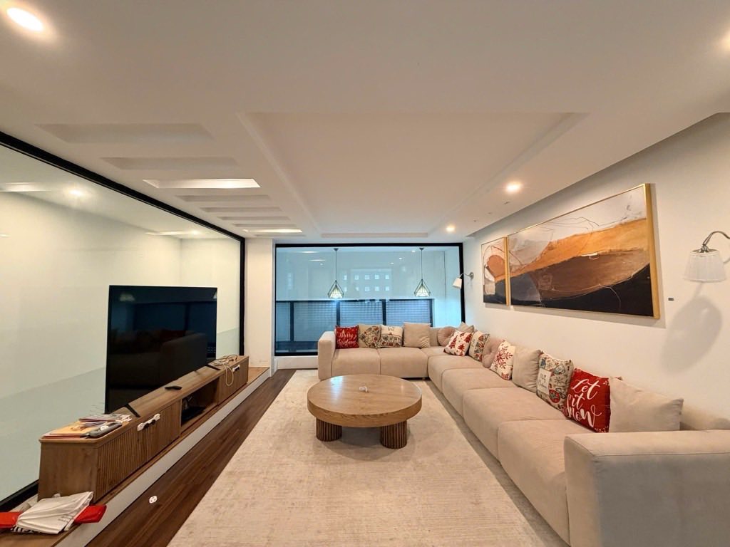 Nhà phân lô Lạc Long Quân 55m² mặt tiền 5,3m, gara ô tô, nội thất xịn sò