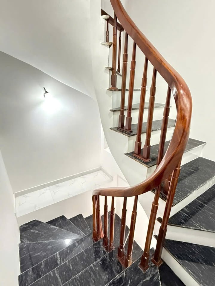 Nhà 5 tầng, 3 phòng ngủ, ô tô đỗ cổng tại Lai Xá, Hoài Đức