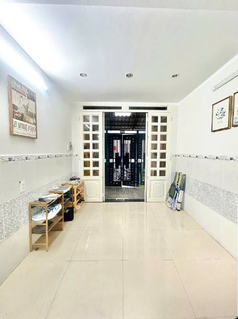 Nhà 3 tầng 4 phòng ngủ thoáng mát, hẻm rộng 3m khu vip Quận 10