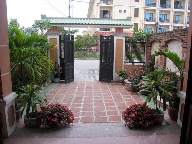 Cho thuê nhà nguyên căn 3 tầng mặt tiền đường Lý Tự Trọng, thành phố Huế 8 phòng ngủ, 185m2